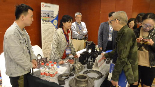 Buyers visit samples exhibited by Huaxin Casting